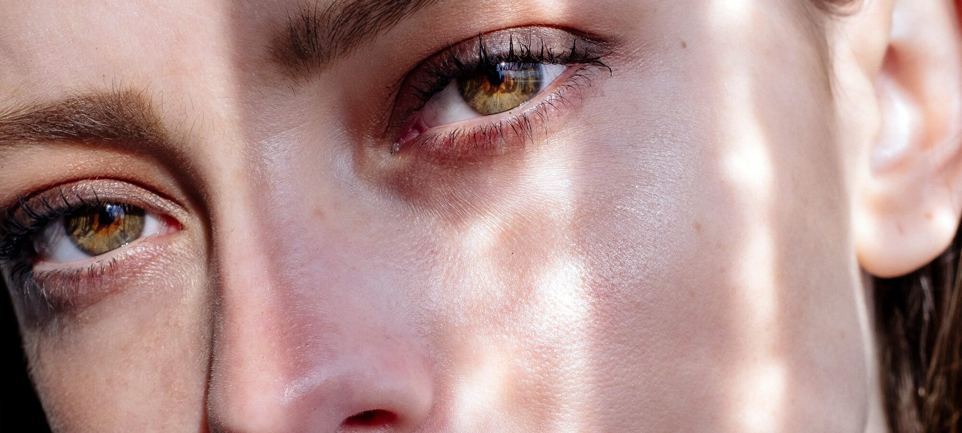 打造美麗水潤肌膚的10個彩妝秘訣（標題）