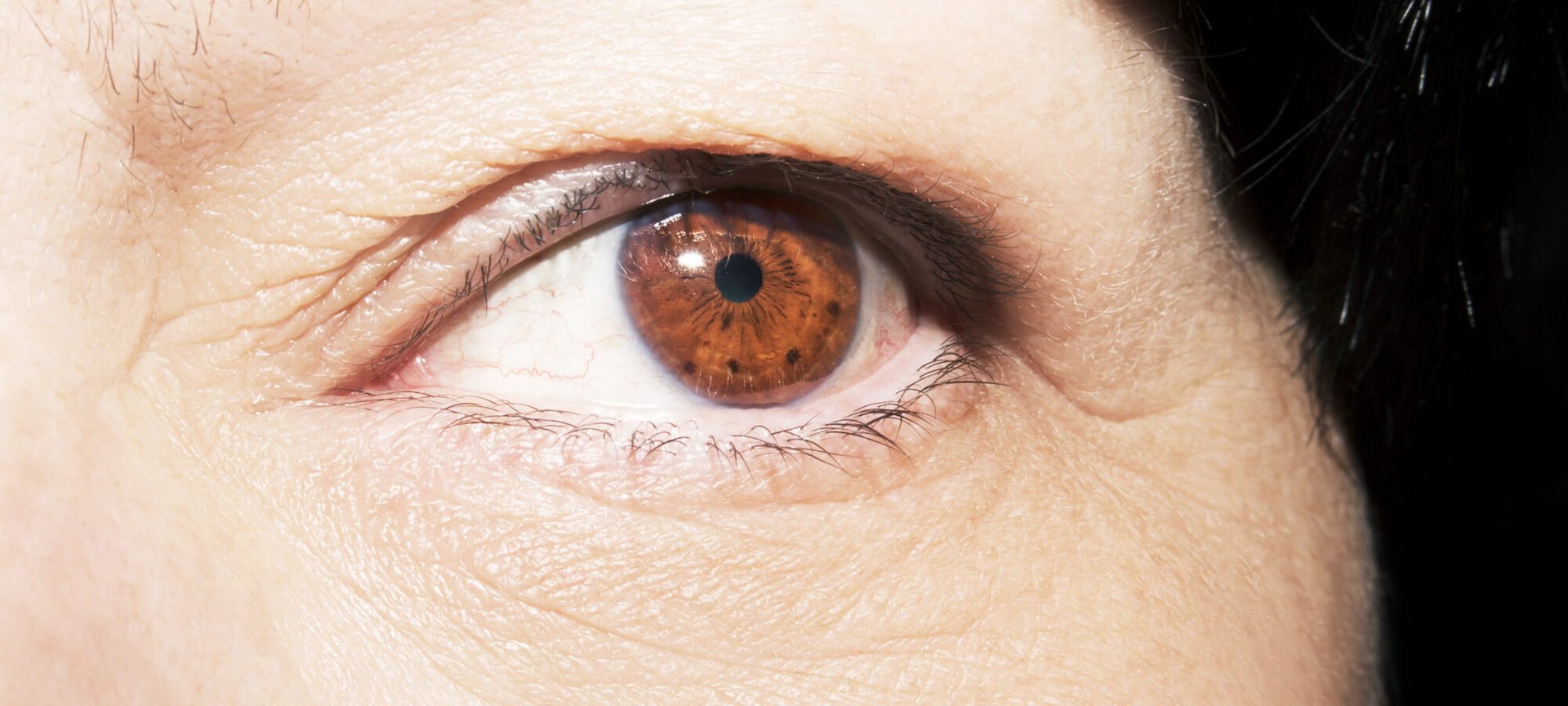 眼周穴位按摩：打造年輕雙眸的方法（文章）