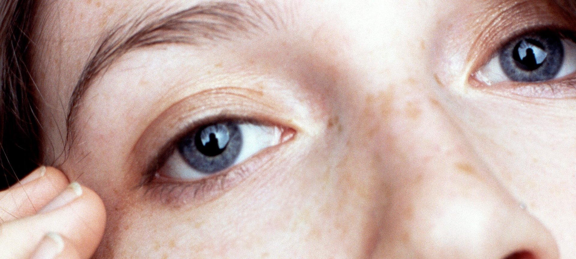 眼周穴位按摩：打造年輕雙眸的方法（標題）